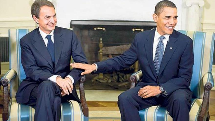 Barack Obama toca amistosamente el brazo del presidente español, José Luis Rodríguez Zapatero, ayer en la Casa Blanca.  // Efe