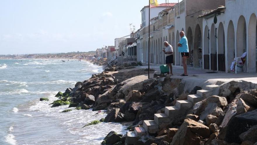 Viviendas que se construyeron en la primera mitad del siglo XX en la playa de El Pinet, esta semana.  | ÁXEL ÁLVAREZ