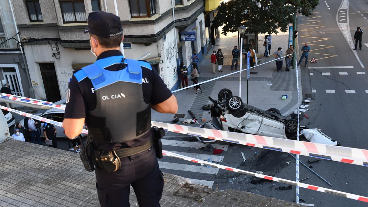 Espectacular accidente en la ronda de Outeiro con un coche precipitado a la calle Caballeros