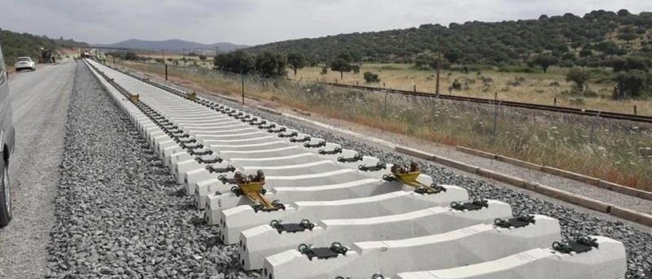 El tramo del corredor entre Alicante y València no está todavía preparado para trenes de alta velocidad.