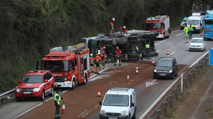 EN IMÁGENES: Un accidente entre un camión que transportaba cal y un turismo genera un atasco kilométrico en la ronda exterior de Oviedo