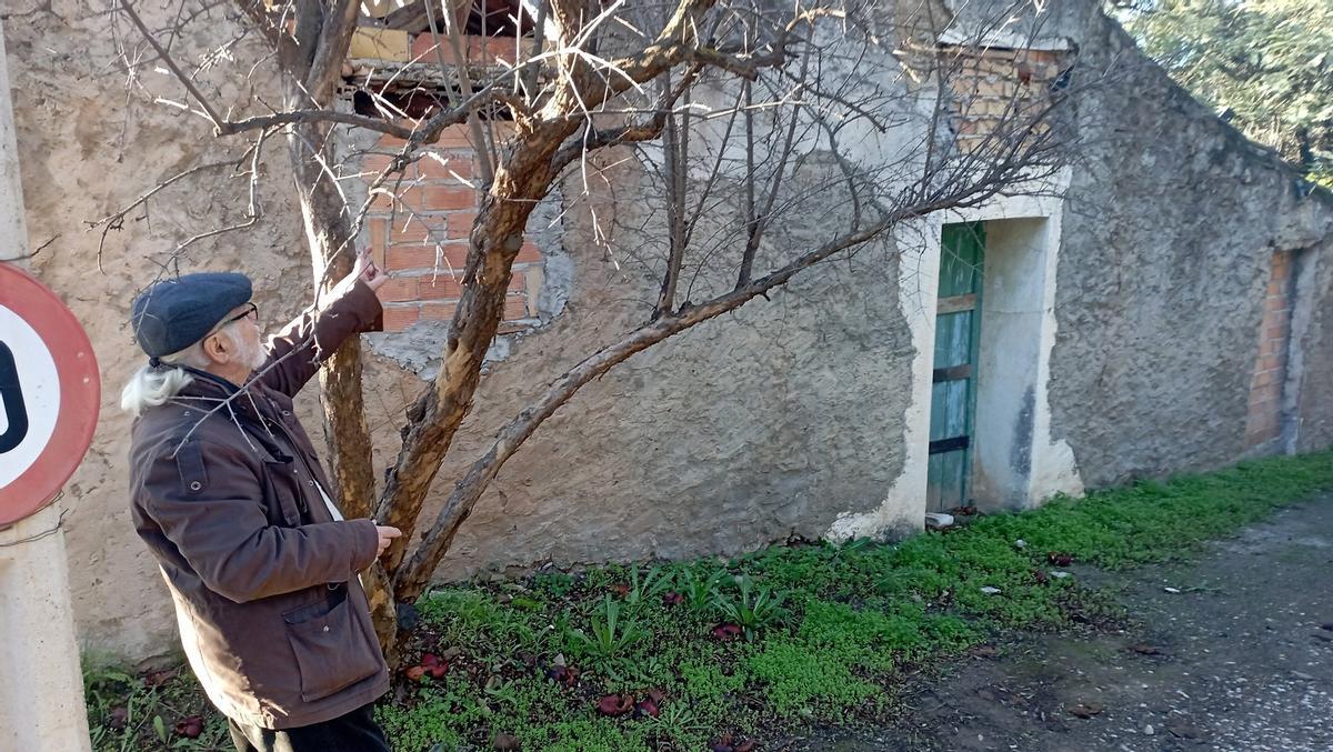 José Antonio Barberá, junto a la construcción al pie del Monte San Antón, hace unos días.