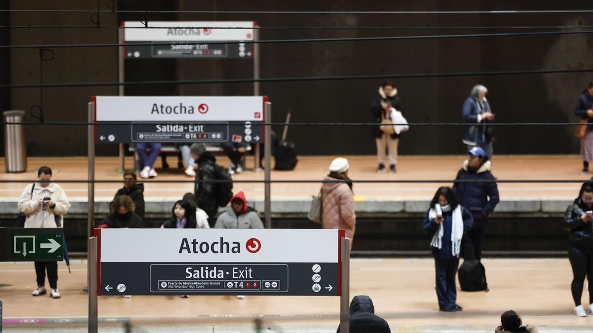 Pasajeros en la estación de Atocha de Madrid en una imagen de archivo.