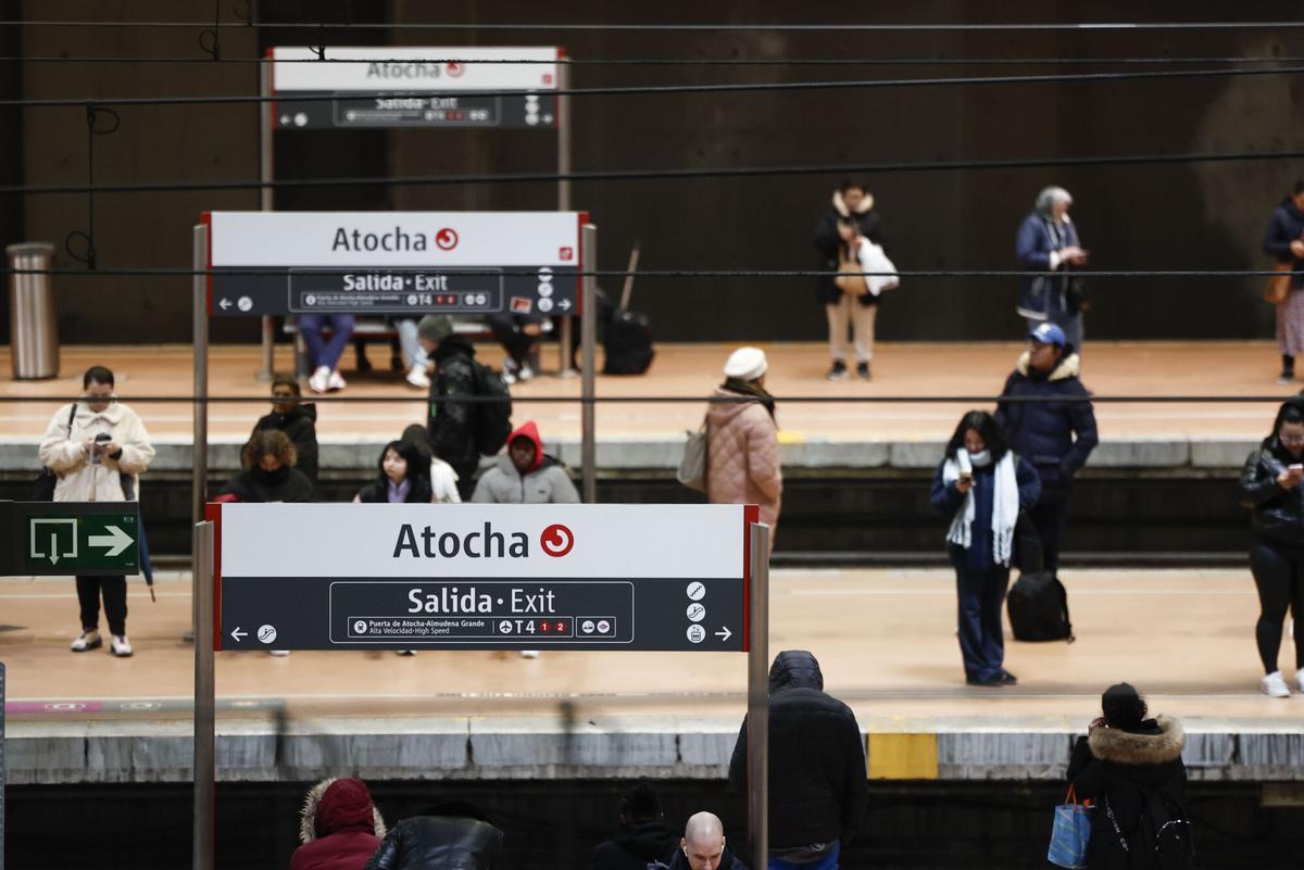 Pasajeros en la estación de Atocha de Madrid en una imagen de archivo.
