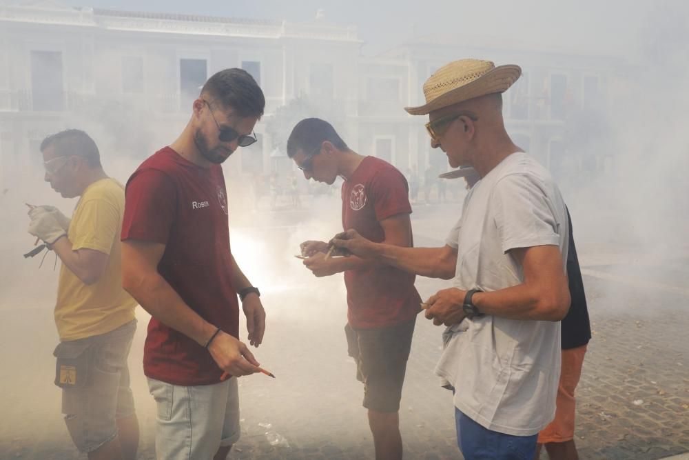 Mascletà manual en la Plaza del Pueblo de Paterna.