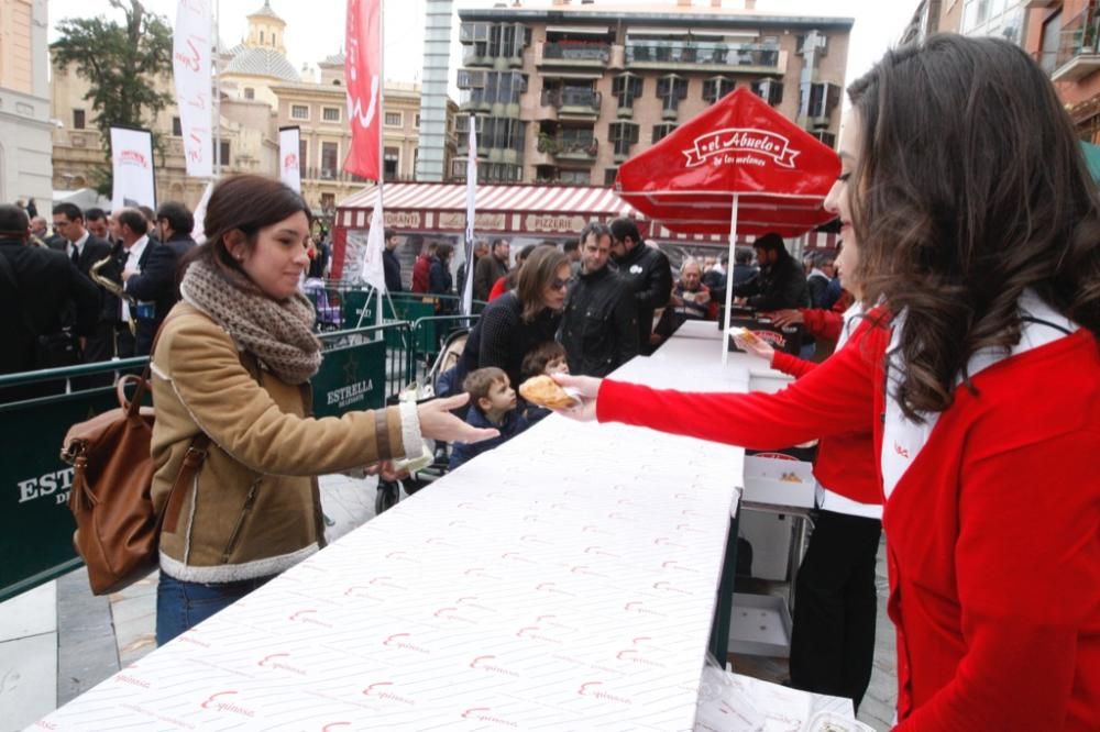 Reparto de pasteles de carne en la plaza del Romea