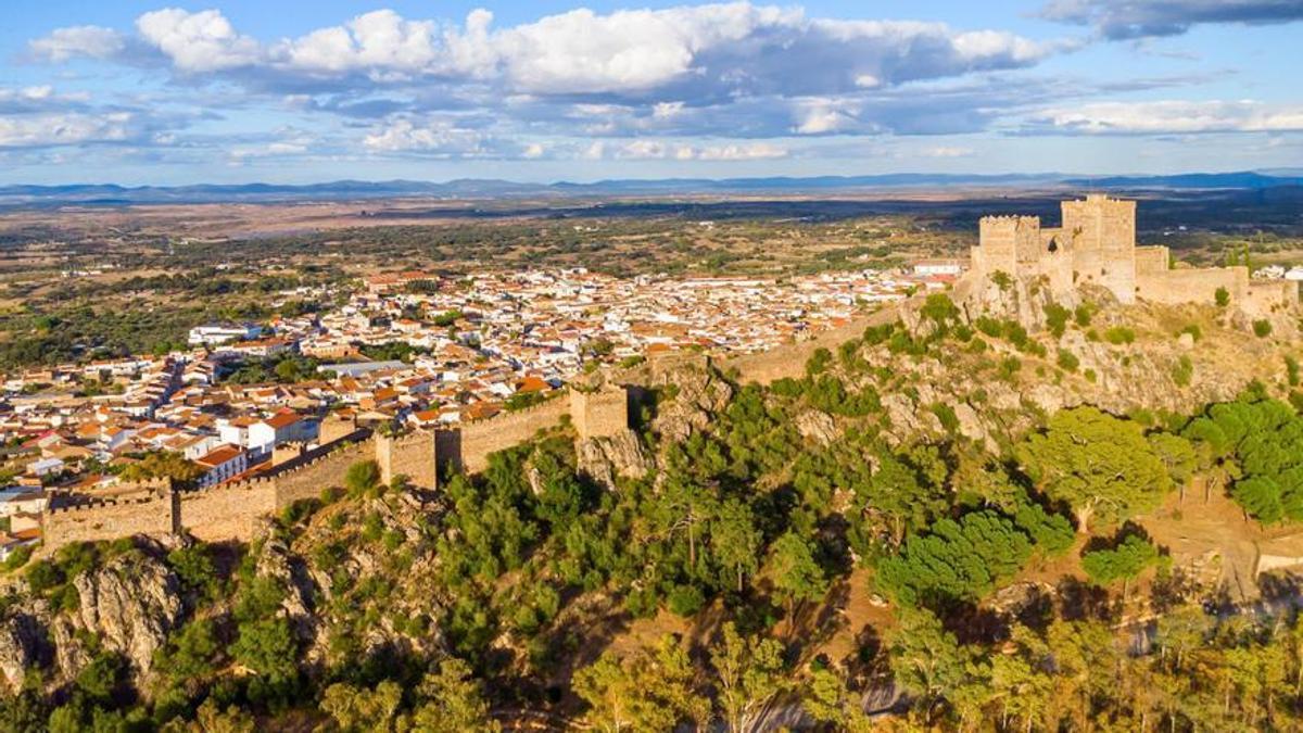 Una imagen de la villa medieval con su castillo, rodeada de una gran dehesa.