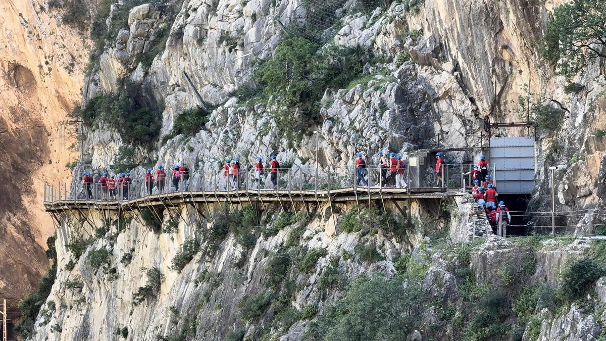 Participantes en el caminito antes de cruzar el famoso puente.
