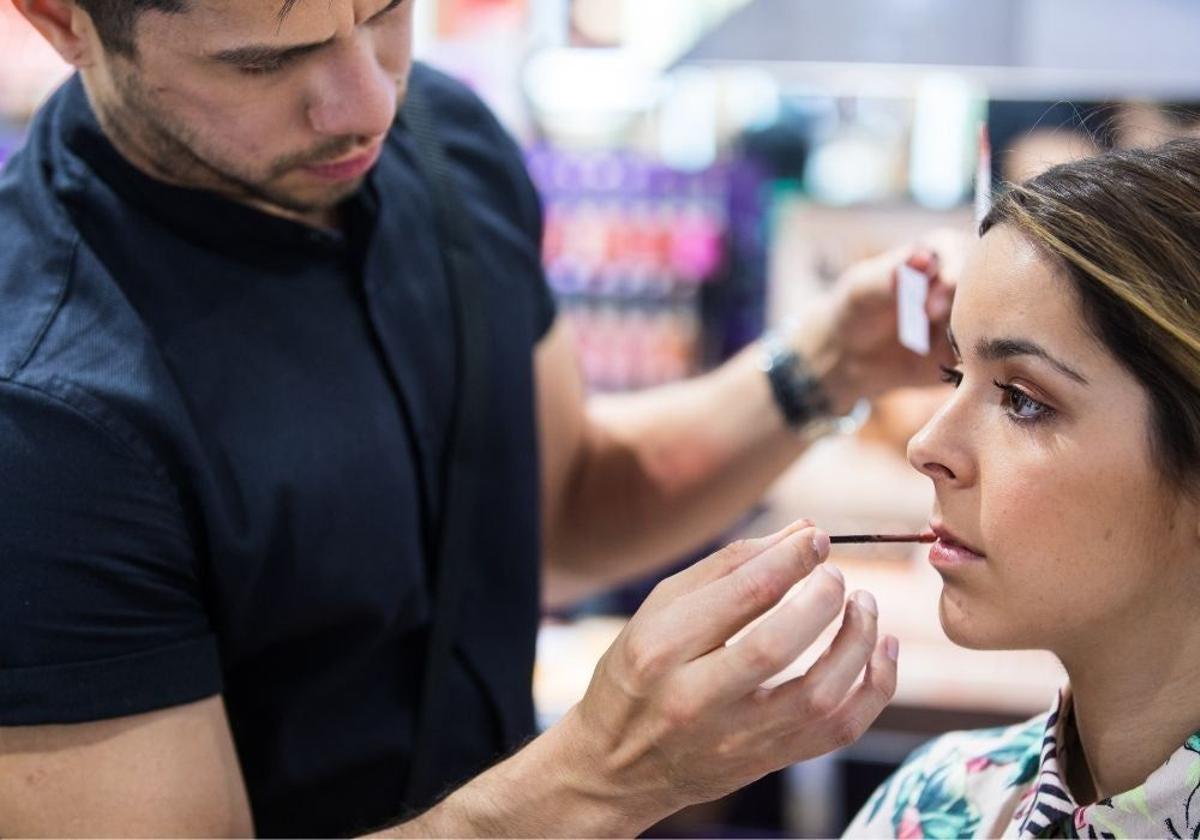 Masterclass de Stilo con Urban Decay - El maquillador Erick Terán y la modelo