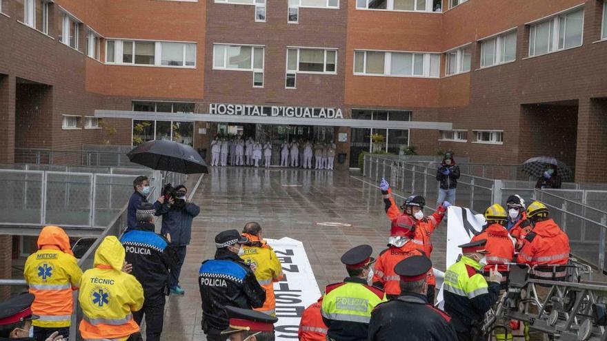 Homenatge que Policia Local i Bombers van fer als treballadors de l&#039;Hospital d&#039;Igualada