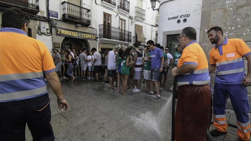 Desalojan el botellón de las novatadas en Cáceres y disuaden a los jóvenes a manguerazos