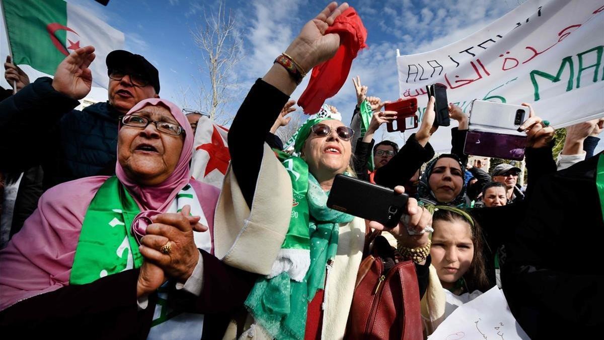Manifestantes ostentan banderas nacionales argelinas durante una sentada en contra de la candidatura del presidente argelino Abdelaziz Bouteflika.