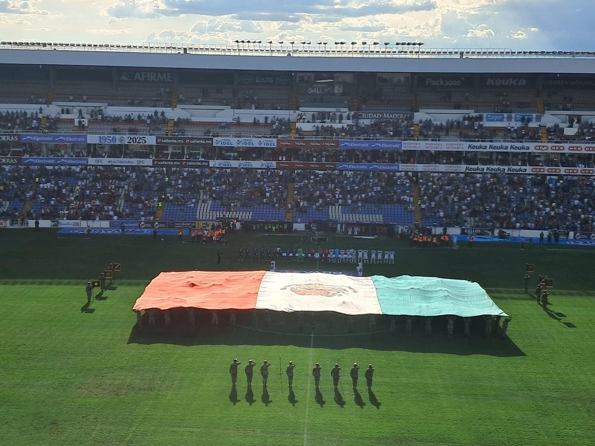 Ceremonia previa a un partido de la liga mexicana, con bandera, himno y desfile militar en el Estadio La Corregidora