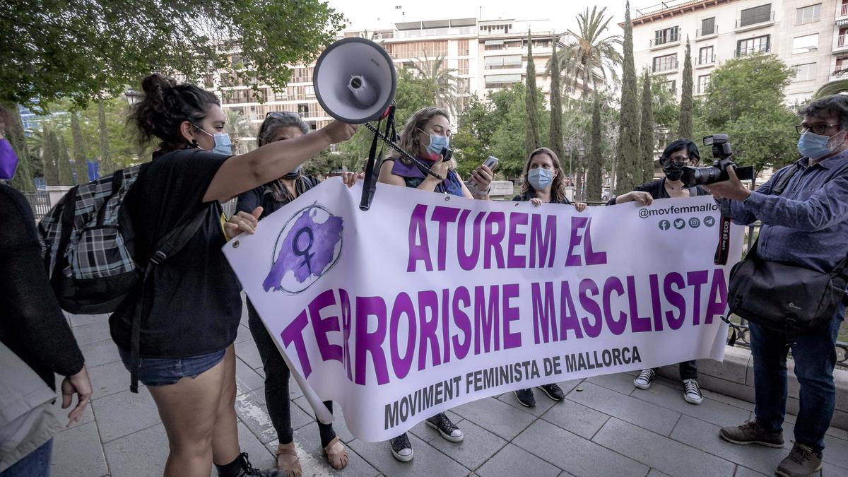 Un centenar de personas se manifiesta en Palma en contra de la violencia machista