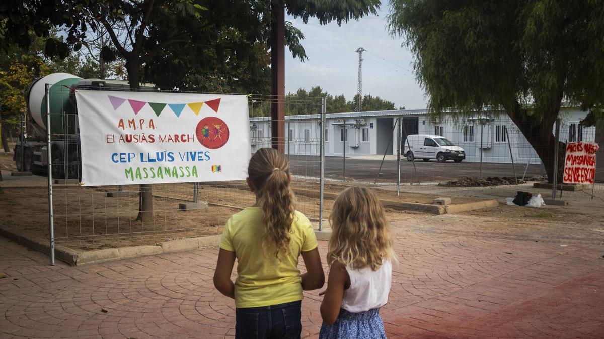 Imagen de la entrada del Lluís Vives de Massanassa el día antes de la vuelta al cole, en septiembre.