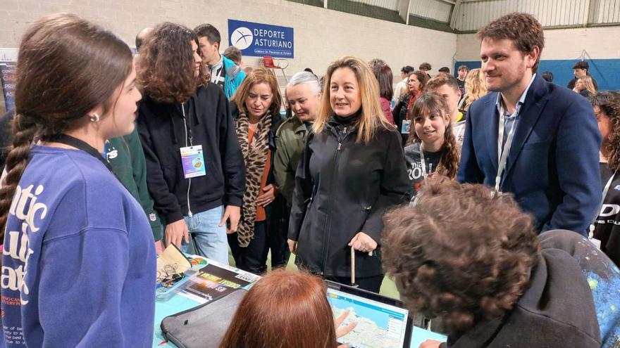 Lydia Espina y David Artime, ayer, con varios de los estudiantes participantes, en La Morgal.