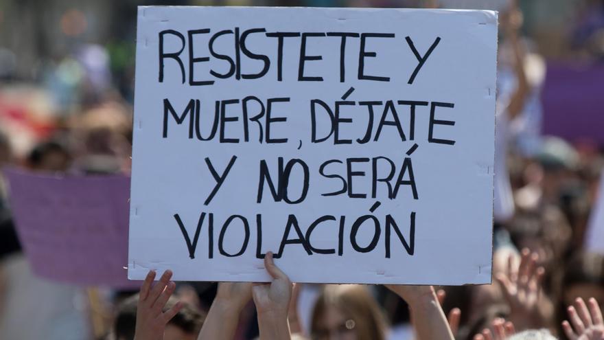 Juzgan a dos británicos por violar a una compatriota en un hotel de Benidorm