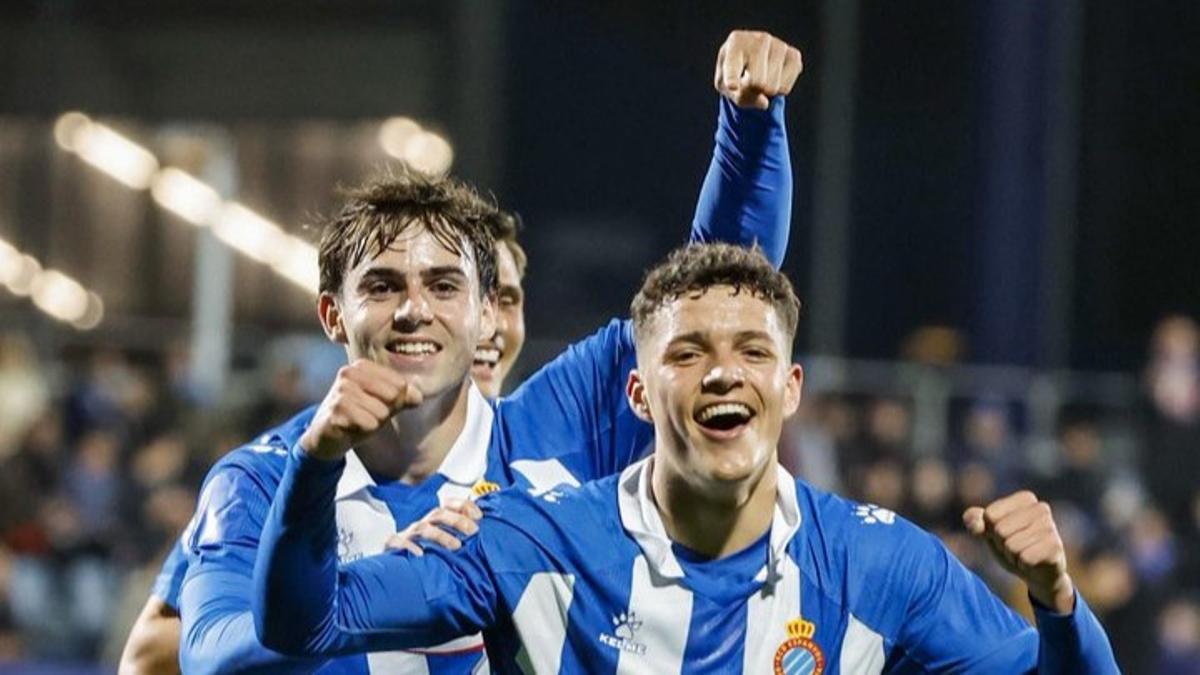 Almansa señala a José Ángel, su compañero en el Espanyol, que anotó el 3-0 al Barça en la semifinal de la Copa Catalunya.