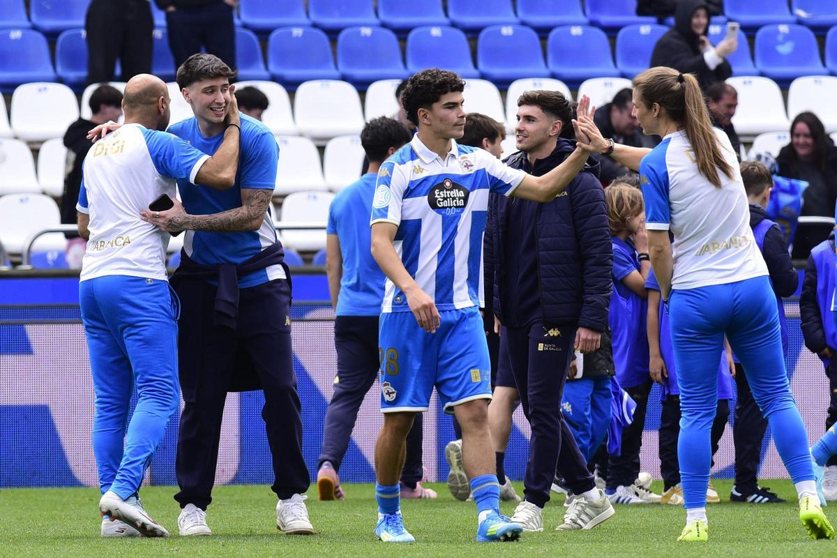 Victoria del Fabril: jugadores y afición celebran el 3-0 en Riazor Victoria del Fabril: jugadores y afición celebran el 3-0 en Riazor
