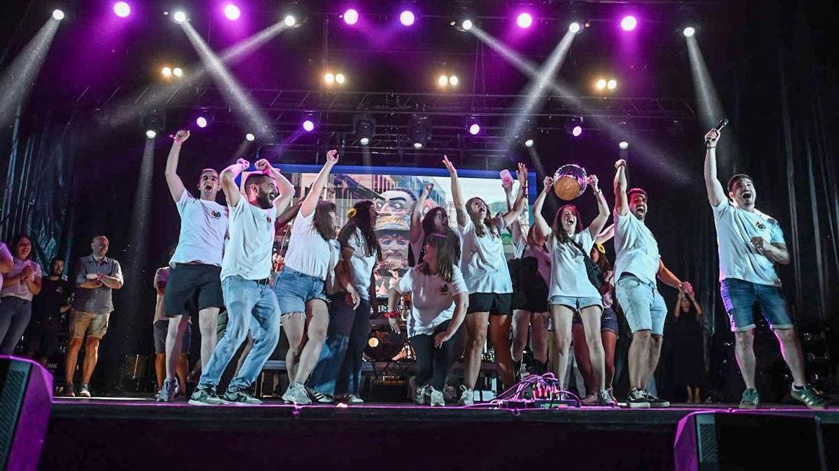 Integrantes de la Peña Carrio recogiendo la "Sopera" que les acredita como ganadores del Descenso Folklórico del Nalón