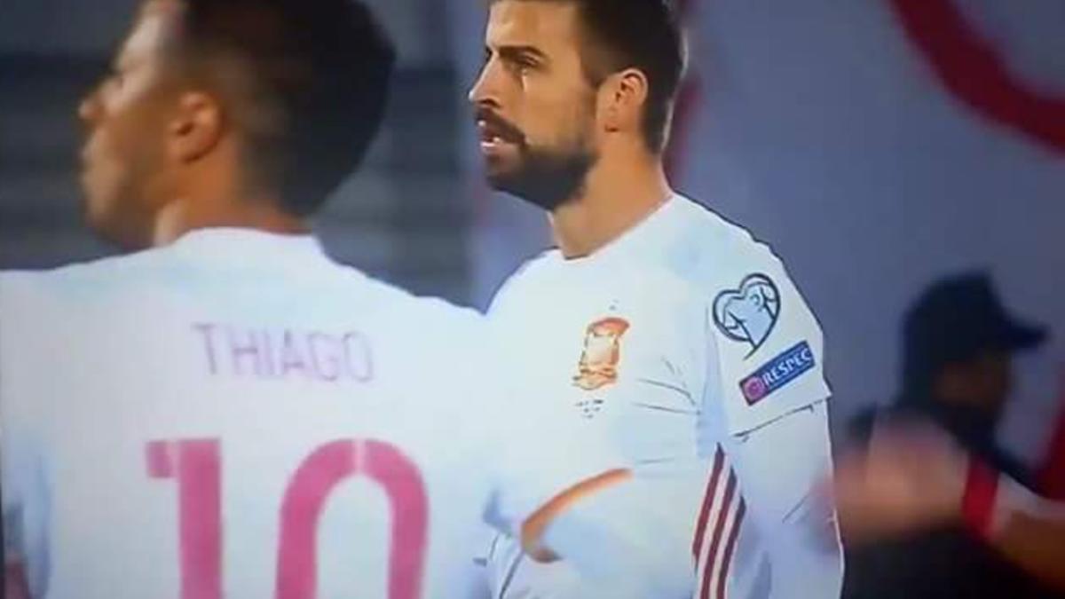 Captura de pantalla en la que se ve la camiseta cortada de Piqué