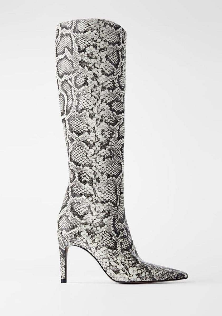 Botas con estampado de serpiente.