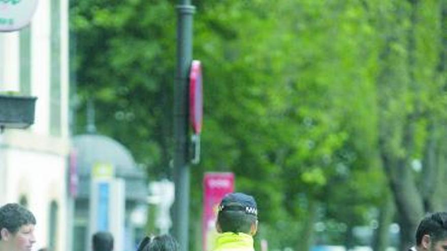 Un agente de la Policía Local de Avilés, ayer, en la calle Pedro Menéndez.