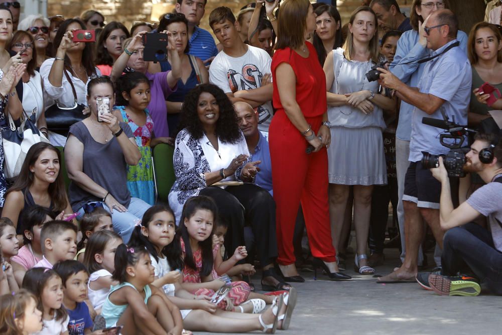 La cantante Gloria Gaynor visita el colegio público Luis Vives de Valencia