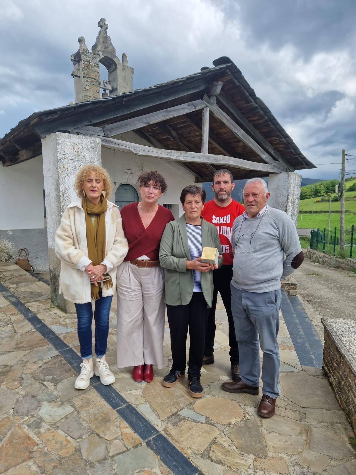 Un momento del acto de Sanzo, con familiares sujetando la piedra de la memoria.