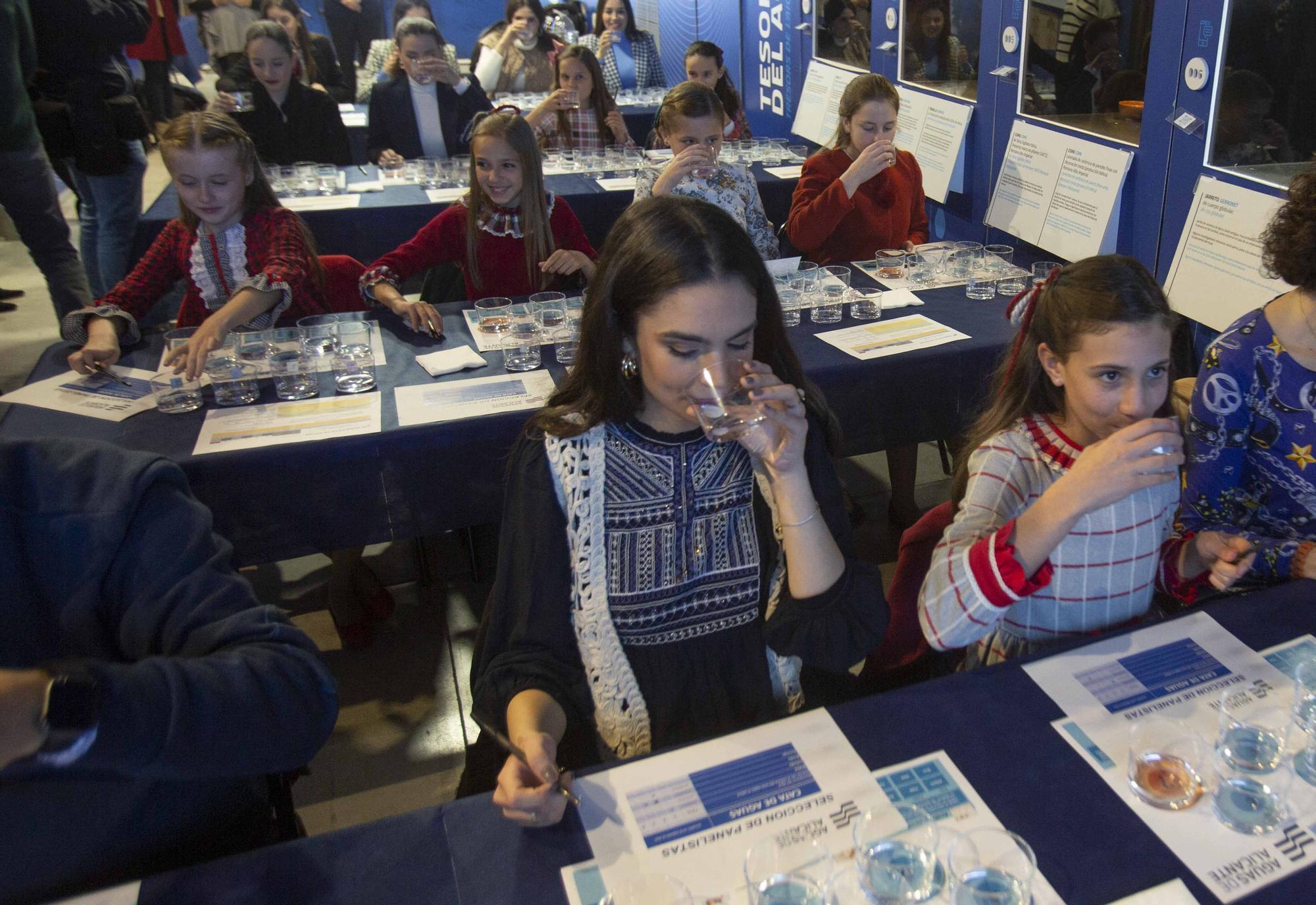 Las Belleas del Foc y sus damas hacen una cata de agua "a ciegas" en el Museo de Aguas de Alicante