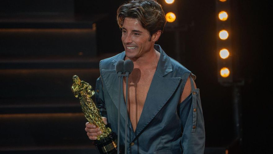 Rostros conocidos desfilan por la alfombra roja de los Premios Talía 2025