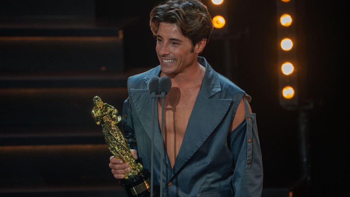 Rostros conocidos desfilan por la alfombra roja de los Premios Talía 2025