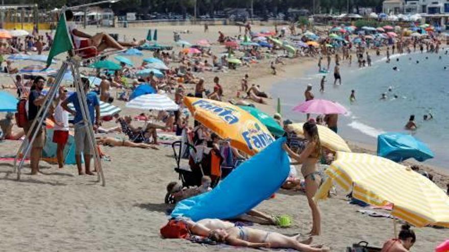 Turistes omplint les platges gironines a l&#039;agost.