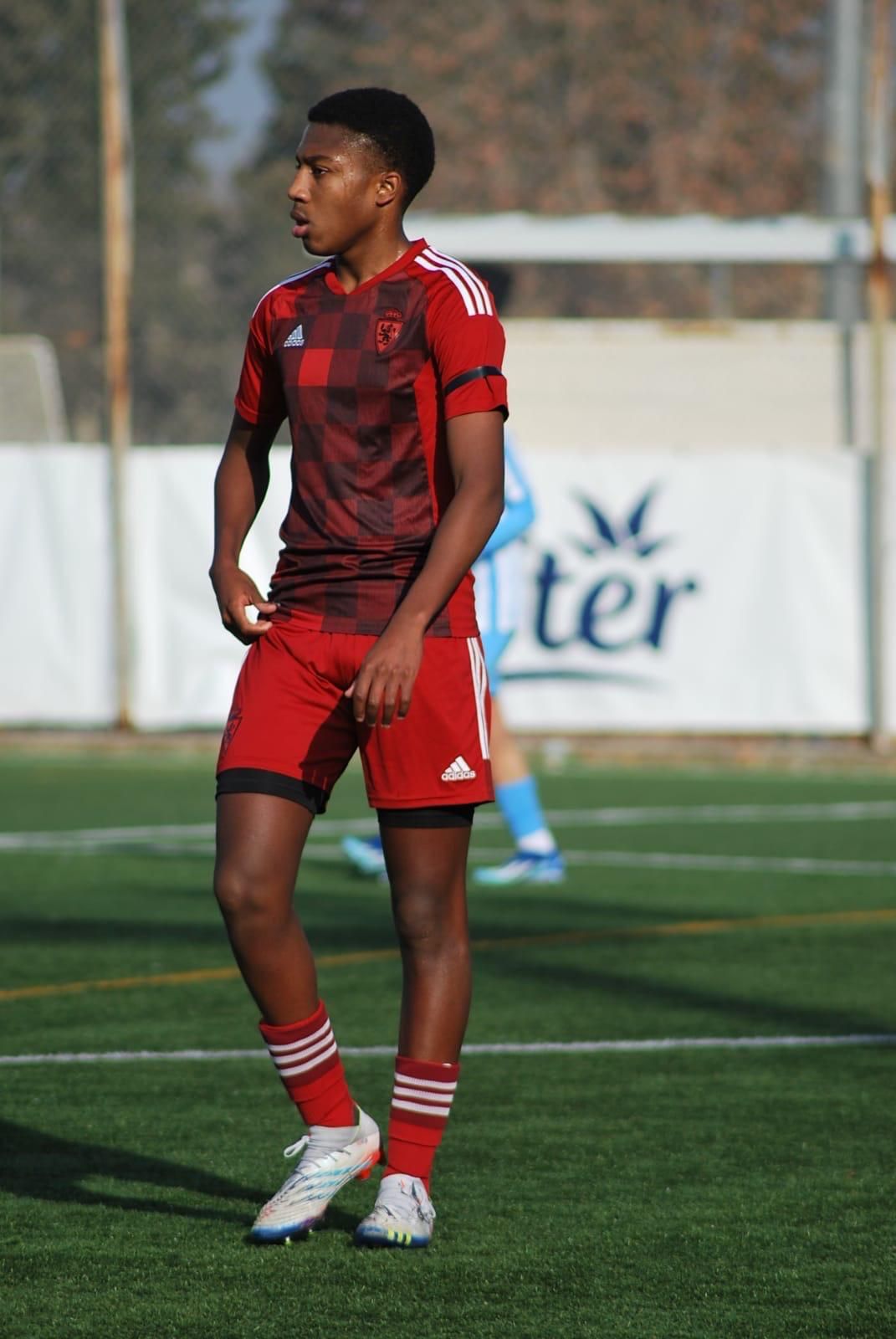 En imágenes | Ale Gomes protagoniza su propio reportaje: "Se lo ha currado mucho, es un loco del fútbol"