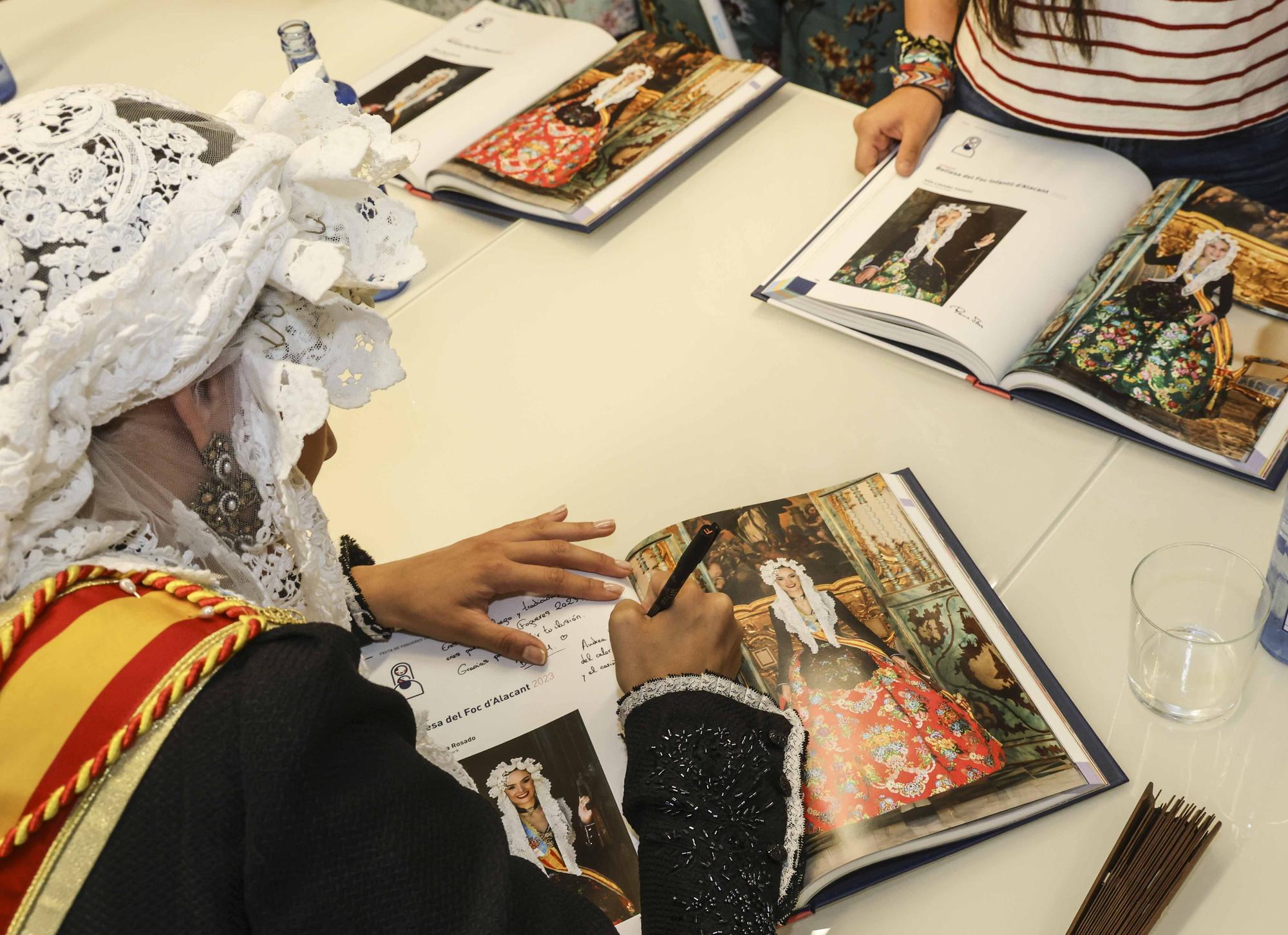 Les Belleas del Foc y sus Damas de Honor firman el Festa de Fogueres en El Corte Inglés