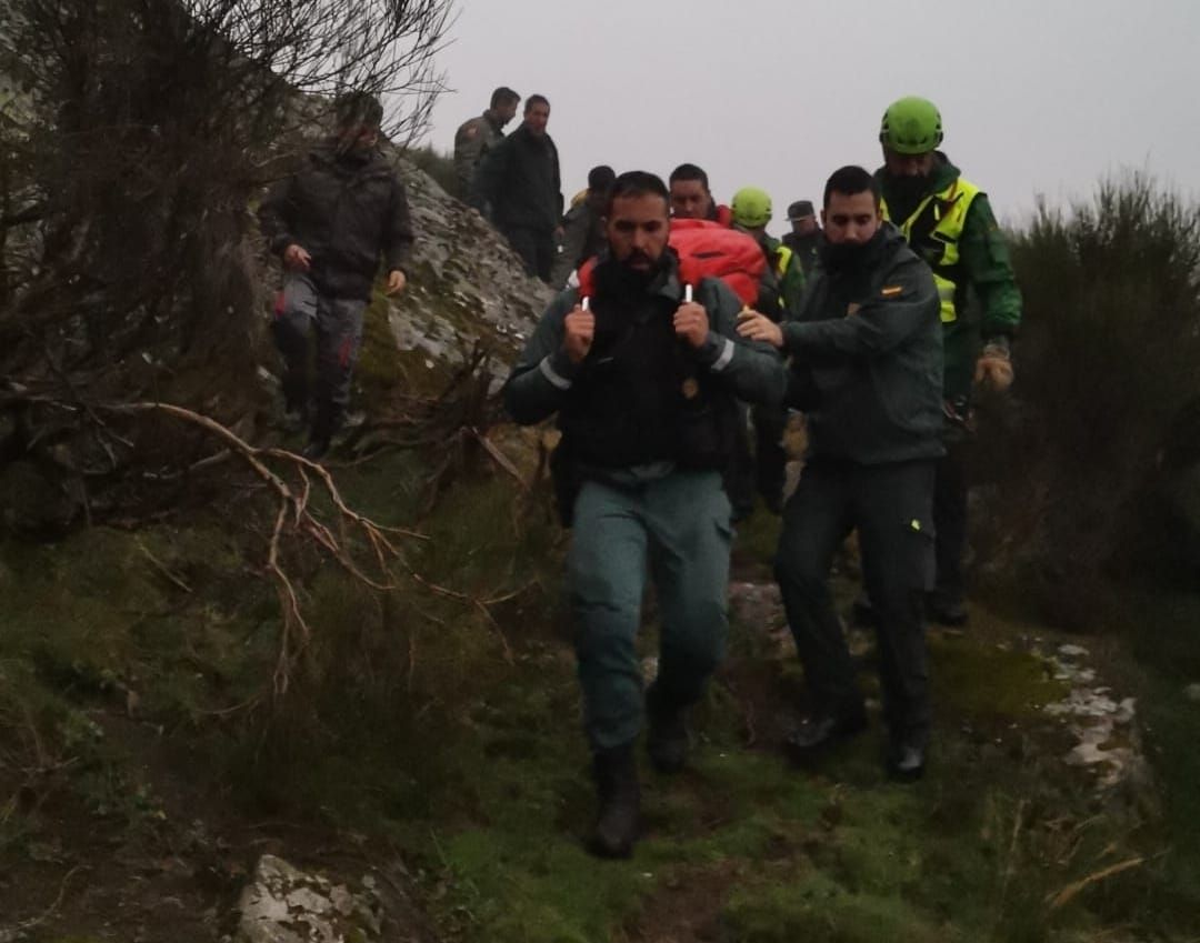 Rescate en la montaña del cuerpo del piloto fallecido