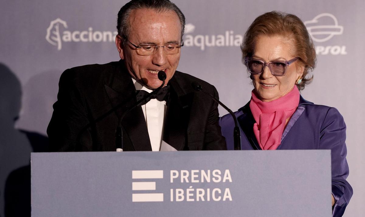 Los editores Javier Moll y Arantza Sarasola durante su intervención de clausura del acto conmemorativo del 45 aniversario de Prensa Ibérica.