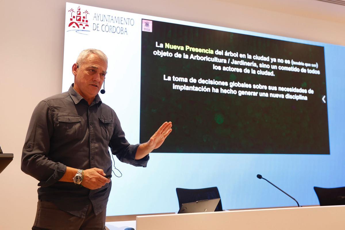 Presentación del Plan del arbolado en el salón de actos de Emacsa.