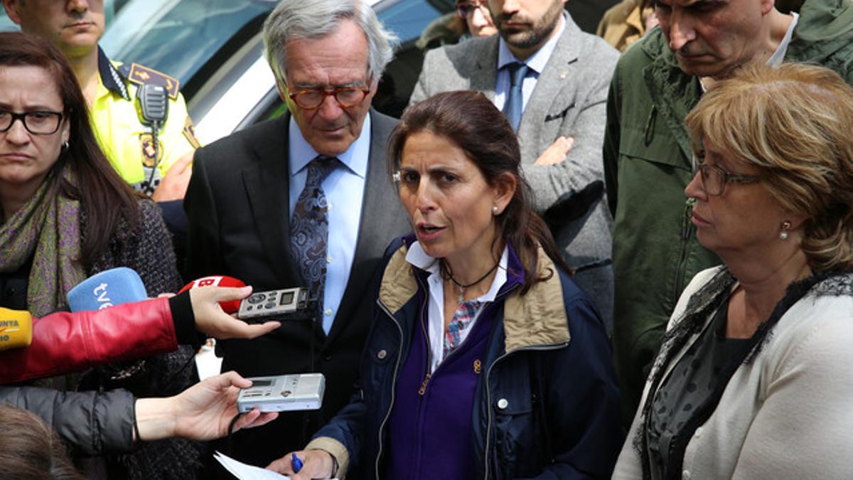La directora del Institut Joan Fuster, Maria Dolors Peramon, atiende a los medios, junto al alcalde de Barcelona, Xavier Trias, y a la 'consellera' de Ensenyament, Irene Rigau.