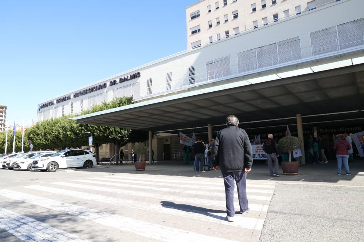 Concentración con motivo de la nueva huelga de médicos ante el Hospital General de Alicante