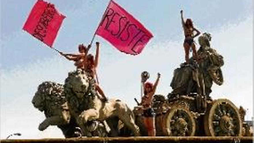 Quatre activistes de Femen, ahir, protestant a la font de Cibeles.
