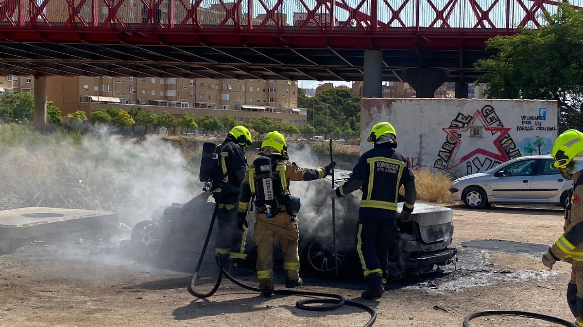 Incendio de un coche en la zona de aparcamiento junto al puente rojo en Alicante