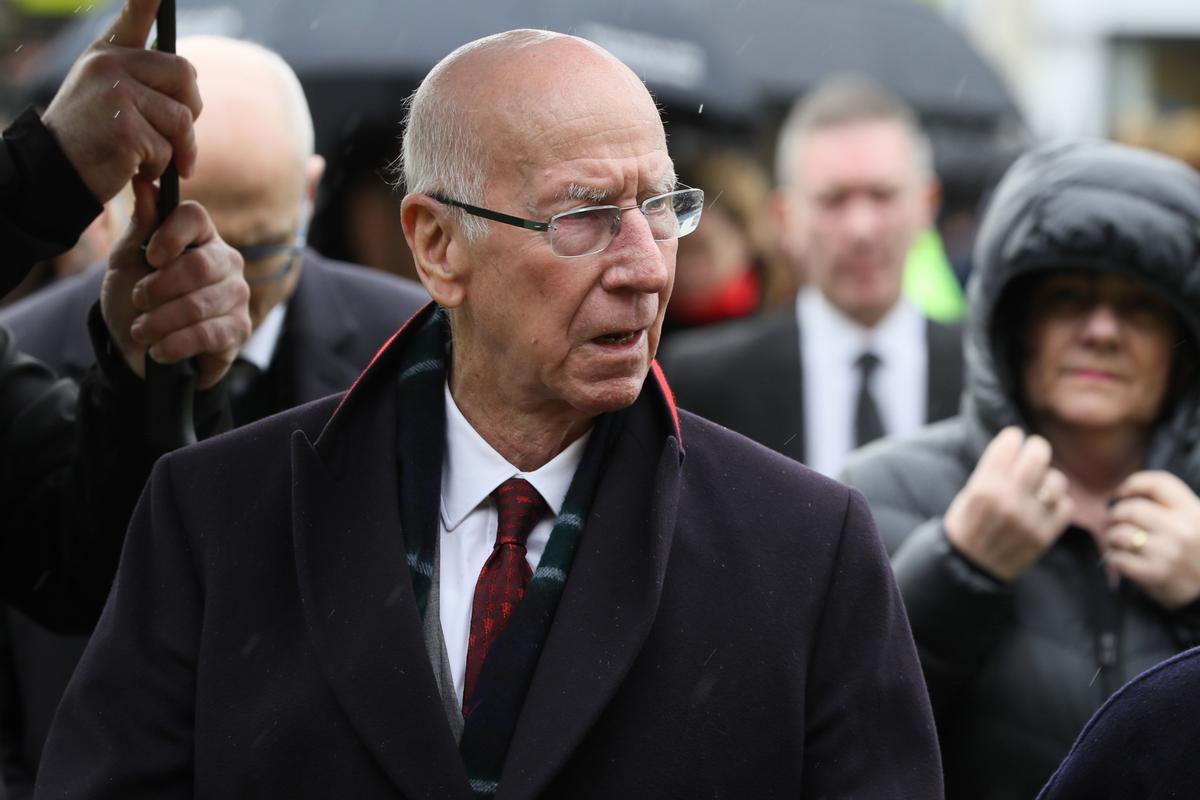 Archivo - La Premier League rendirá homenaje a Sir Bobby Charlton en la décima jornada de la competición tras fallecer la semana pasada a sus 86 años