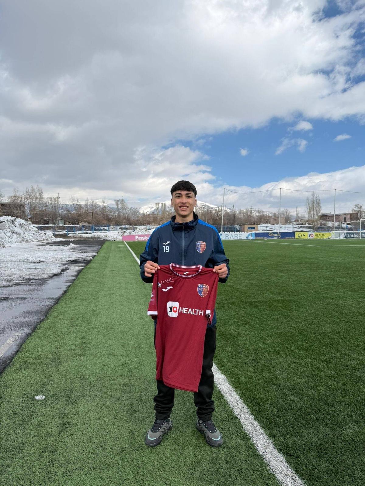 Miquel Àngel Bonnín posa con la camiseta del Van en Armenia