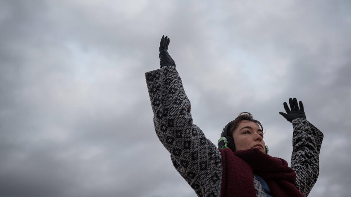 Sesión de meditación con cascos de la comunidad Show Up, en la Playa de Sant Sebastià