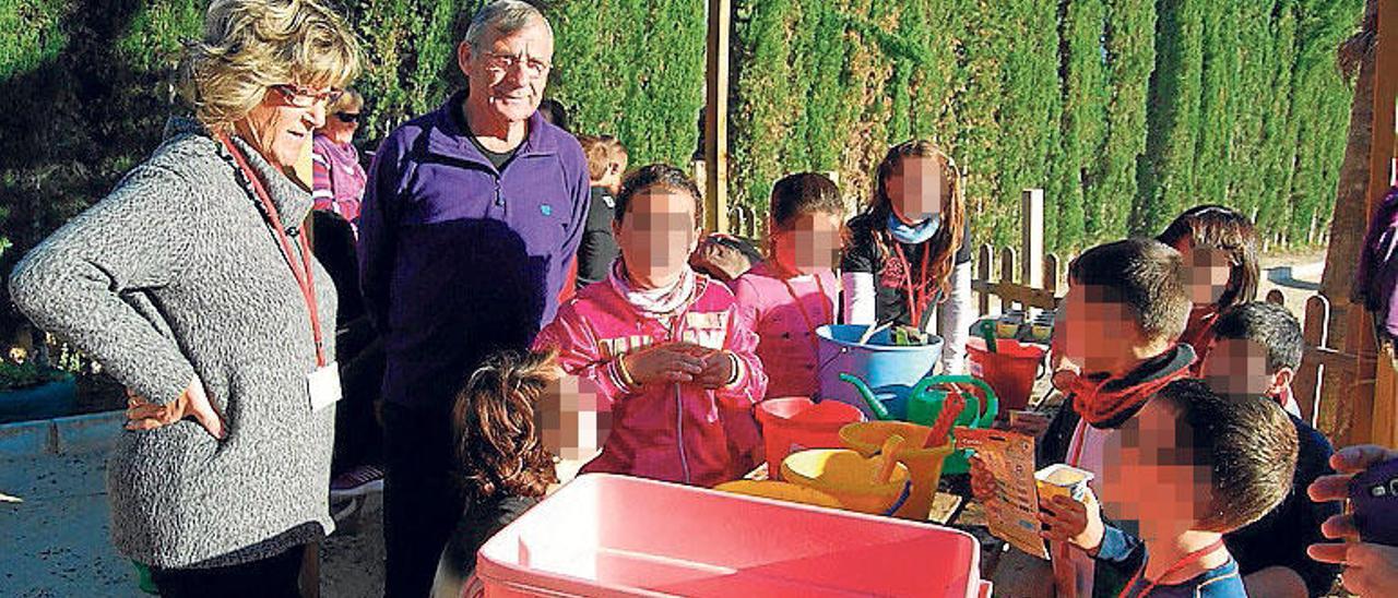 Abuelos ayudan a sus nietos a cuidar el huerto del colegio Juan Rico y Amat