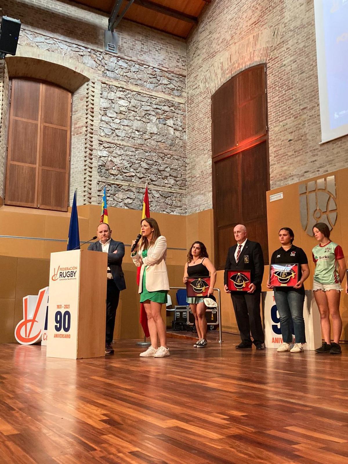 Puri Naya, de Teika, entregó los premios al rugby femenino