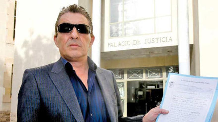 El dueño del club D&#039;Angelo ayer en la puerta de los juzgados de Alicante con la denuncia.