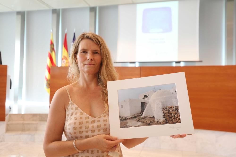 La sala de plenos del Consell Insular acogió ayer la entrega de los premios Vuit d''Agost