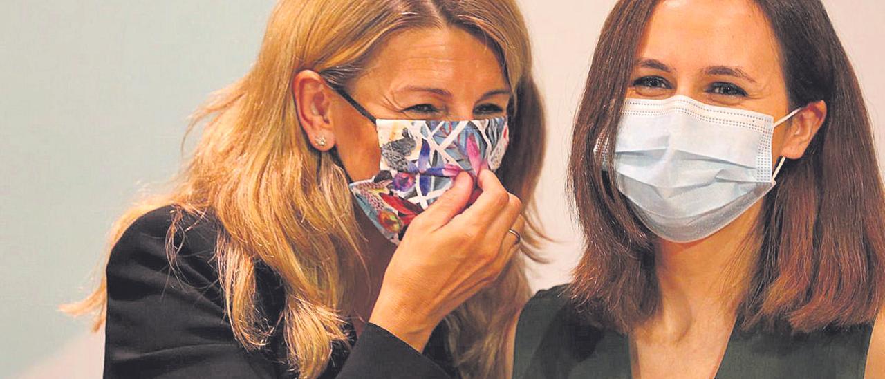 La vicepresidenta segunda, Yolanda Díaz, junto a la ministra de Derechos Sociales y Agenda 2030, Ione Belarra.